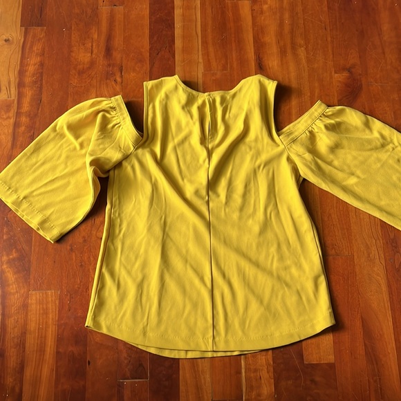Ann Taylor beautiful cold shoulder yellow top xs - Picture 6 of 6